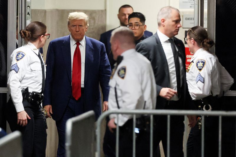 &copy; Reuters. El expresidente de Estados Unidos, Donald Trump, camina en el pasillo fuera de una sala del tribunal donde asiste a una audiencia en su caso criminal por cargos derivados del dinero por silencio pagado a una estrella porno en la ciudad de Nueva York, Esta