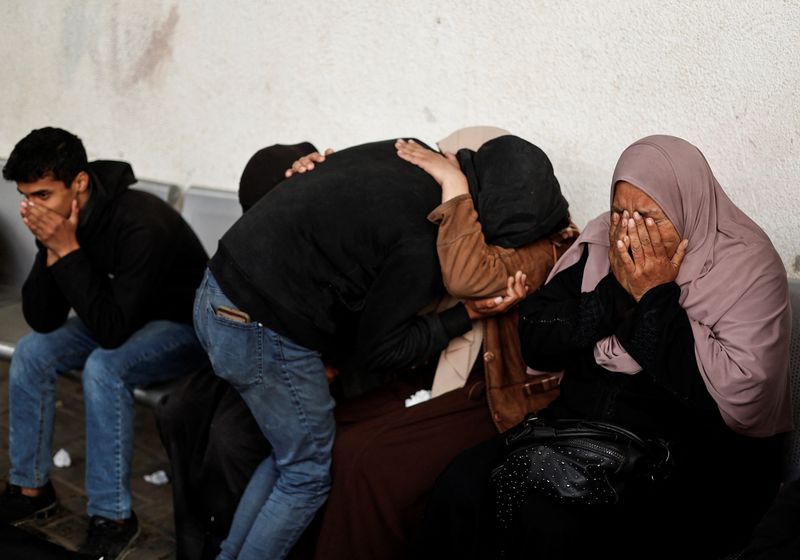 &copy; Reuters. Dolientes reaccionan junto a los cuerpos de palestinos (no en la foto) muertos en un ataque israelí, en medio del actual conflicto entre Israel y el grupo islamista palestino Hamás, en Ráfah, en el sur de la Franja de Gaza. 25 de marzo de 2024. REUTERS