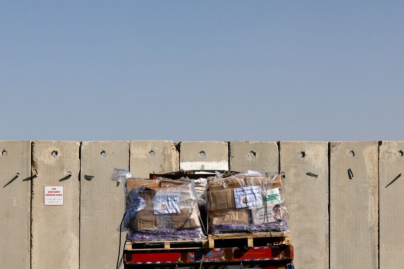 &copy; Reuters. شاحنة تحمل مساعدات إنسانية لتوصيلها إلى قطاع غزة تنتظر عمليات الفحص والتفتيش بمعبر كرم أبو سالم الحدودي بجنوب إسرائيل يوم العاشر من يناير ك