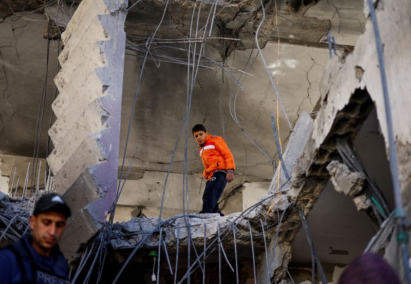 &copy; Reuters. Un ragazzo palestinese sul luogo di un attacco israeliano a una casa, nel corso del conflitto in corso tra Israele e il gruppo islamista palestinese Hamas, a Rafah, nel sud della Striscia di Gaza, 25 marzo 2024. REUTERS/Mohammed Salem