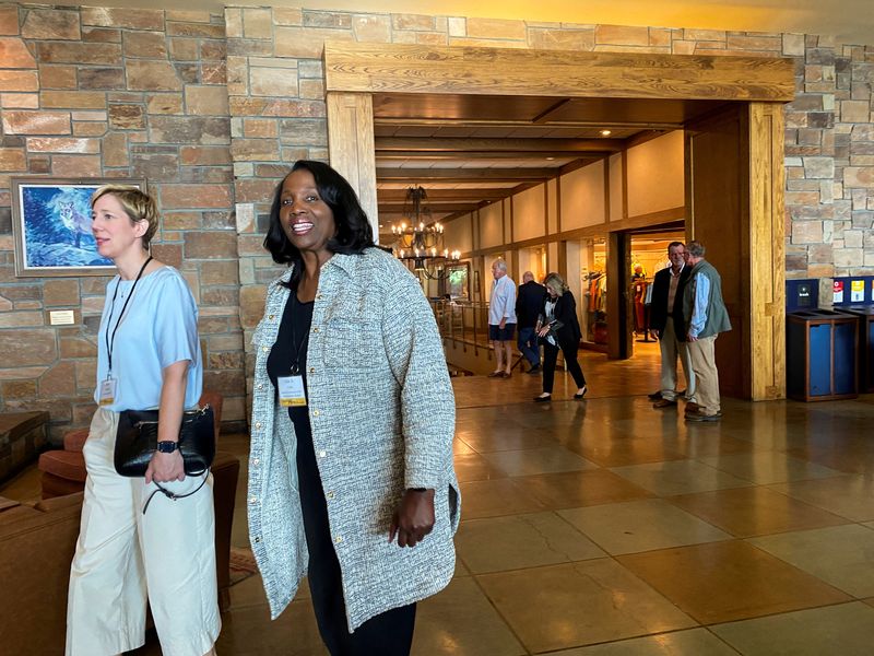 &copy; Reuters. FILE PHOTO: Federal Reserve Governor Lisa Cook (right) heads in to attend the opening dinner of the Kansas City Fed's annual economic symposium in Jackson Hole, Wyoming, U.S., August 24, 2023. REUTERS/Ann Saphir/File Photo