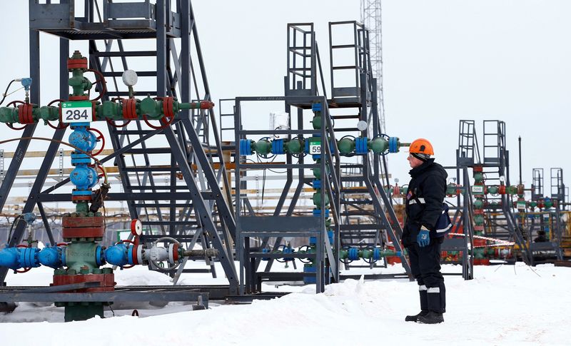 &copy; Reuters. FILE PHOTO: An employee inspects a well head in the Yarakta Oil Field, owned by Irkutsk Oil Company (INK), in Irkutsk Region, Russia March 10, 2019. Picture taken March 10, 2019. REUTERS/Vasily Fedosenko/File Photo