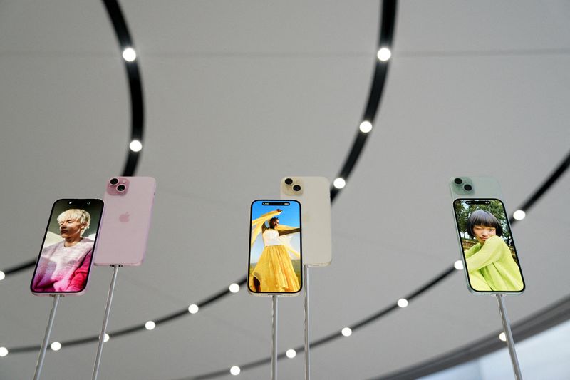 &copy; Reuters. FILE PHOTO: New iPhone 15 and iPhone 15 Plus are displayed during the 'Wonderlust' event at the company's headquarters in Cupertino, California, U.S. September 12, 2023. REUTERS/Loren Elliott/File Photo