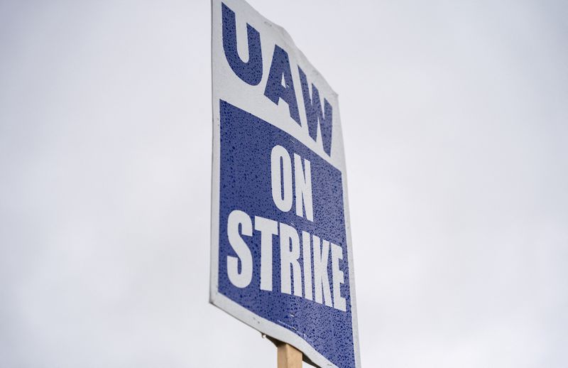 &copy; Reuters. FILE PHOTO: A banner is seen as Union members picket General Motors (GM) in the midst of a tentative deal being reached with the United Auto Workers (UAW), which expanded its strike over the weekend to the General Motors (GM) engine plant in Spring Hill, 