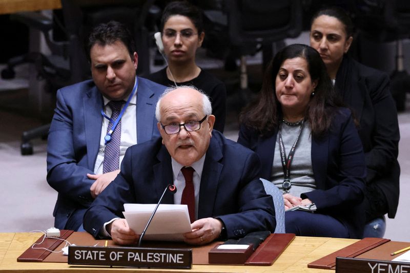 © Reuters. Palestinian Ambassador to the United Nations Riyad Mansour addresses the Security Council on the day of a vote on a Gaza resolution that demands an immediate ceasefire for the month of Ramadan leading to a permanent sustainable ceasefire, and the immediate and unconditional release of all hostages, at U.N. headquarters in New York City, U.S., March 25, 2024. REUTERS/Andrew Kelly