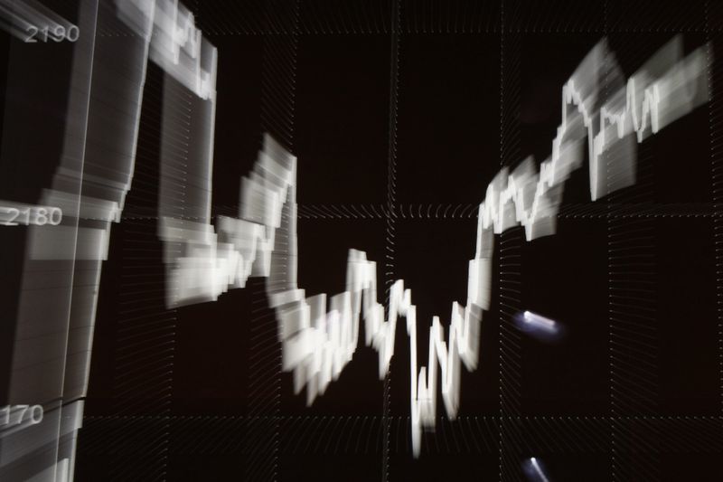 &copy; Reuters. Le graphique de l'indice WIG20 est vu sur l'écran de la Bourse de Varsovie. /Photo d'archive/REUTERS/Kacper Pempel