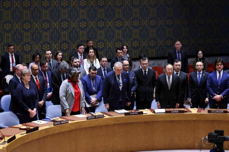 &copy; Reuters. Membri del Consiglio di sicurezza delle Nazioni Unite in piedi in silenzio, in onore delle vittime dell'attentato di Mosca al Crocus City Hall, il giorno del voto su una risoluzione per Gaza che chiede un cessate il fuoco immediato per il mese di Ramadan 