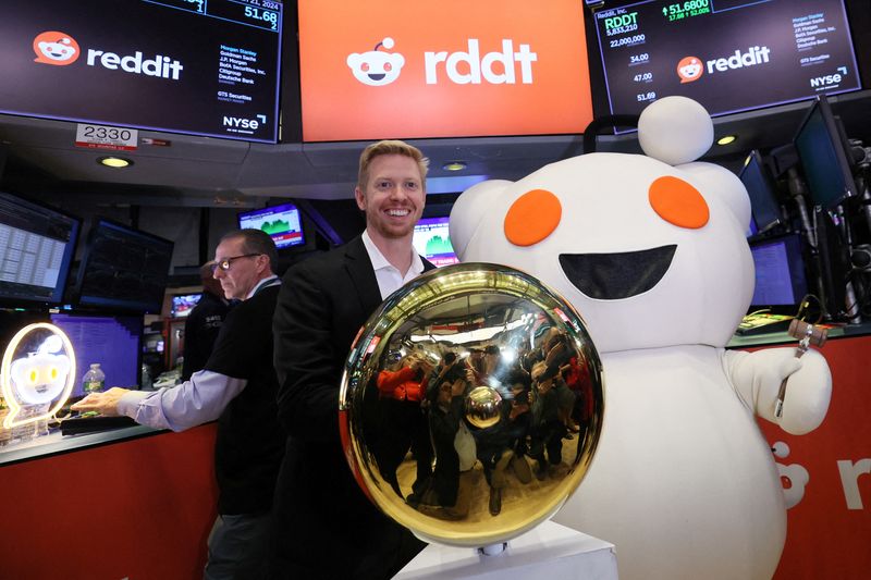 &copy; Reuters. FILE PHOTO: CEO of Reddit Steve Huffman stands next to Snoo, the mascot of Reddit, at the New York Stock Exchange (NYSE) in New York City, U.S., March 21, 2024. REUTERS/Brendan McDermid/File Photo