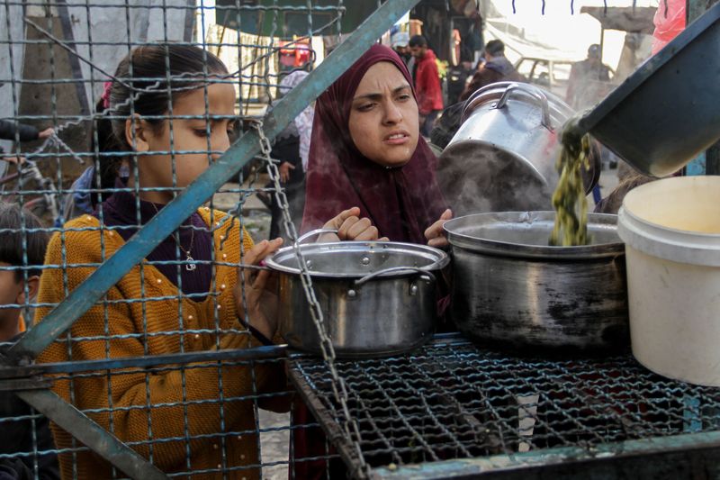 &copy; Reuters. Palestinos esperan para recibir una comida gratuita compuesta de Khobiza, una verdura de hoja silvestre, durante el mes sagrado del Ramadán, en medio del actual conflicto entre Israel y Hamás, en Jabalia, en el norte de la Franja de Gaza
March 22, 2024.