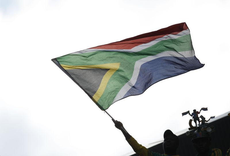 &copy; Reuters. العلم الجنوب أفريقي بصورة من أرشيف رويترز.
