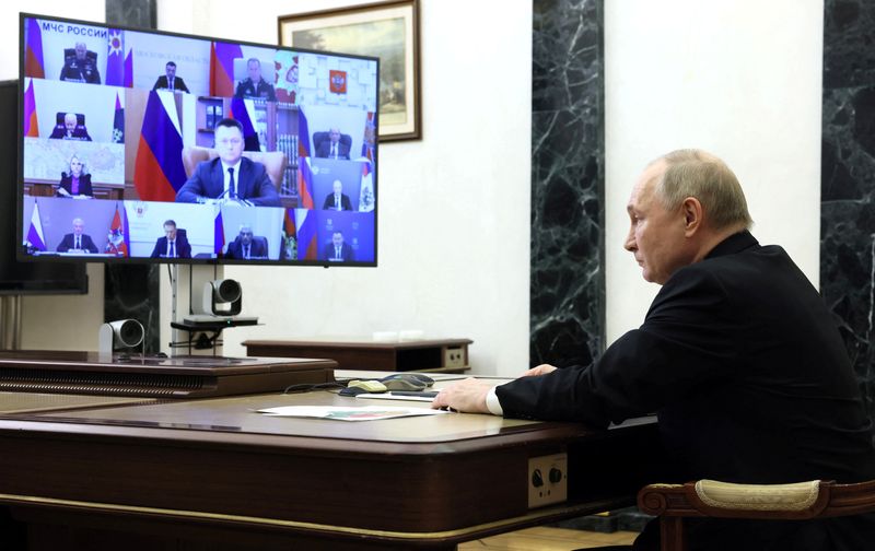 &copy; Reuters. El presidente ruso, Vladímir Putin, preside una reunión, celebrada para discutir las secuelas y las medidas adoptadas tras el atentado contra la sala de conciertos Crocus City Hall, en una residencia a las afueras de Moscú, Rusia, 25 de marzo de 2024. 