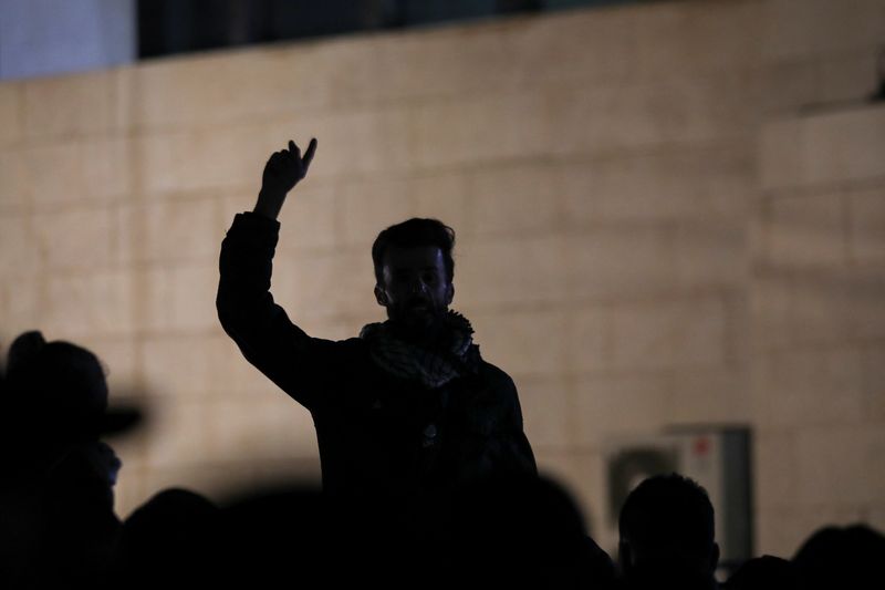 &copy; Reuters. Un manifestant fait un geste lors d'une manifestation de soutien aux Palestiniens de Gaza, dans le cadre du conflit actuel entre Israël et le groupe islamiste palestinien Hamas, devant la mosquée Al Kalouti, près de l'ambassade d'Israël à Amman, en J
