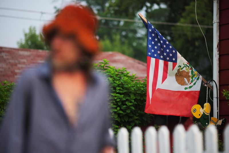 &copy; Reuters. Una bandera que combina las de México y Estados Unidos ondea fuera de una casa en Racine, Wisconsin, Estados Unidos. Junio 27, 2023. REUTERS/Brian Snyder