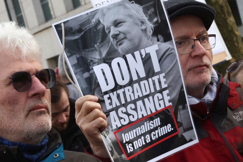 &copy; Reuters. FILE PHOTO: People take part in a protest outside the U.S. embassy in Brussels as the WikiLeaks founder Julian Assange's last-ditch appeal against his extradition to the U.S. is heard in London, in Brussels, Belgium February 20, 2024. REUTERS/Yves Herman/