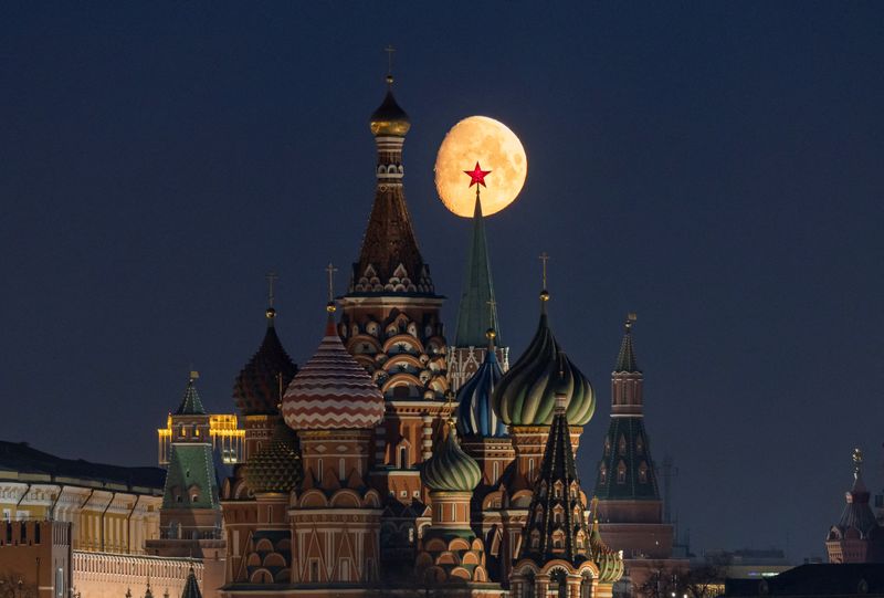 &copy; Reuters. FILE PHOTO: The moon rises behind St. Basil's Cathedral and towers of the Kremlin in central Moscow, Russia, March 21, 2024. REUTERS/Marina Lystseva