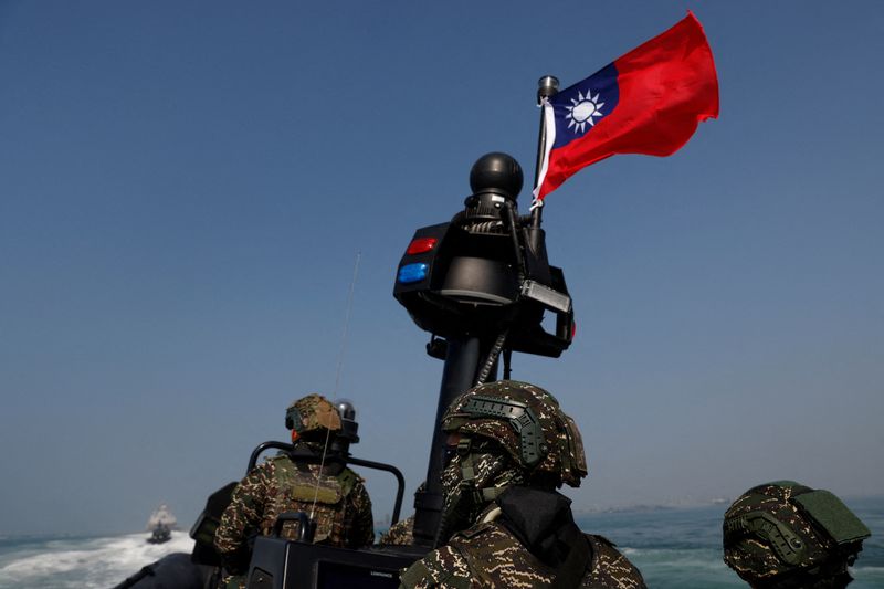 &copy; Reuters. 　３月２６日、台湾は早朝、地対空ミサイルと空・陸・海軍部隊を展開した防空訓練を実施した。写真は戦闘準備を示すためのメディア向けデモンストレーション訓練。台湾の高雄で１月撮