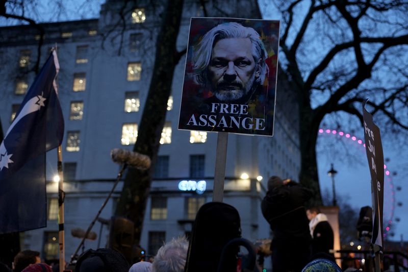 © Reuters. Photo d'archives des partisans du fondateur de WikiLeaks, Julian Assange. /Photo prise le 21 février 2024 à Londres, Grande Bretagne/REUTERS/Isabel Infantes