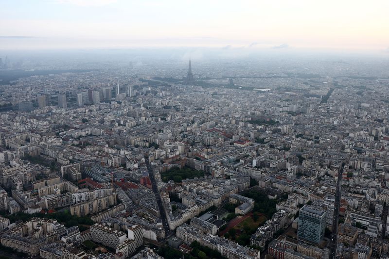 © Reuters. Une vue aérienne montre la Tour Eiffel, les toits des immeubles résidentiels et les toits de Paris. /Photo prise le 19 juin 2023 à Paris, France/REUTERS/Stephanie Lecocq