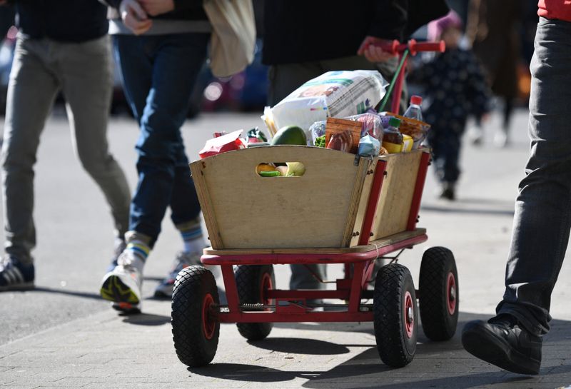 &copy; Reuters. FILE PHOTO: A hand trolley with goods is seen outside a supermarket in Berlin, Germany, March 14, 2020.  REUTERS/Annegret Hilse/File photo