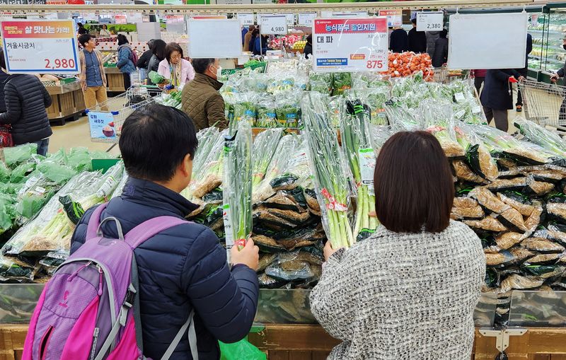 © Reuters. Women shop for green onions at a market in Seoul, South Korea, March 26, 2024. REUTERS/Kim Daewoung