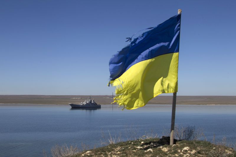&copy; Reuters. FOTO DE ARCHIVO. Una bandera ucraniana colocada por un familiar de un marinero a bordo del buque de desembarco naval ucraniano "Konstantin Olshansky" se ve en la bloqueada bahía de Donuzlav, en Crimea. 23 de marzo 2014. REUTERS/Baz Ratner