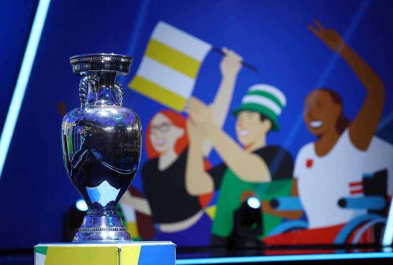 &copy; Reuters. FILE PHOTO: Soccer Football - Euro 2024 Qualifying Draw - Festhalle, Frankfurt, Germany - October 9, 2022 The European Championship trophy is seen before the draw REUTERS/Kai Pfaffenbach