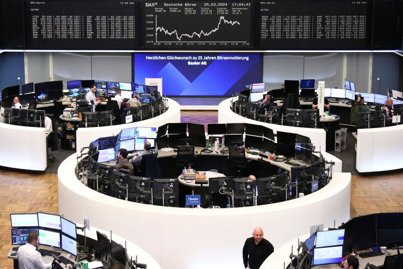 &copy; Reuters. شاشة تعرض بيانات مؤشر داكس الألماني في بورصة فرانكفورت يوم الاثنين. تصوير: رويترز