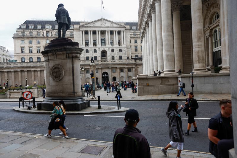 &copy; Reuters. People walk outside the Bank of England in London, Britain, September 21, 2023. REUTERS/Peter Nicholls/File Photo