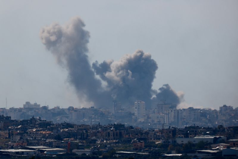 &copy; Reuters. دخان متصاعد عقب انفجار في غزة يوم 23 مارس آذار 2024. تصوير: أمير كوهين - رويترز
