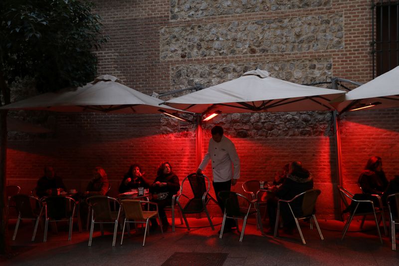 &copy; Reuters. Un cameriere riordina le sedie sulla terrazza della Chocolateria San Gines a Madrid, Spagna, 29 novembre 2018. REUTERS/Susana Vera