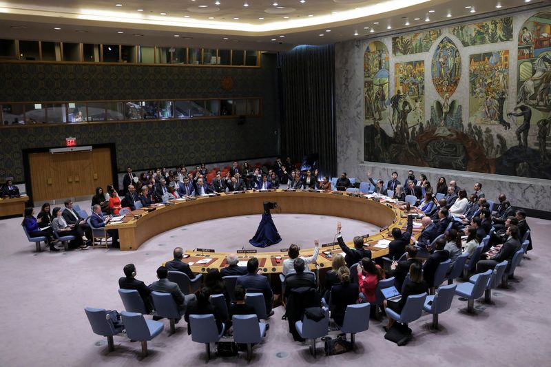 &copy; Reuters. أعضاء مجلس الأمن التابع للأمم المتحدة يصوتون على قرار بشأن غزة في مقر المنظمة الدولية بنيويورك يوم الاثنين. تصوير: أندرو كيلي - رويترز
