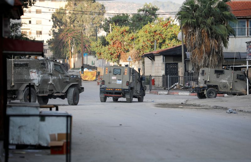 &copy; Reuters. مركبات عسكرية إسرائيلية تتحرك في أحد الشوارع بعد مداهمة القوات الإسرائيلية مخيم جنين للاجئين في الضفة الغربية المحتلة يوم 17 نوفمبر تشرين ا