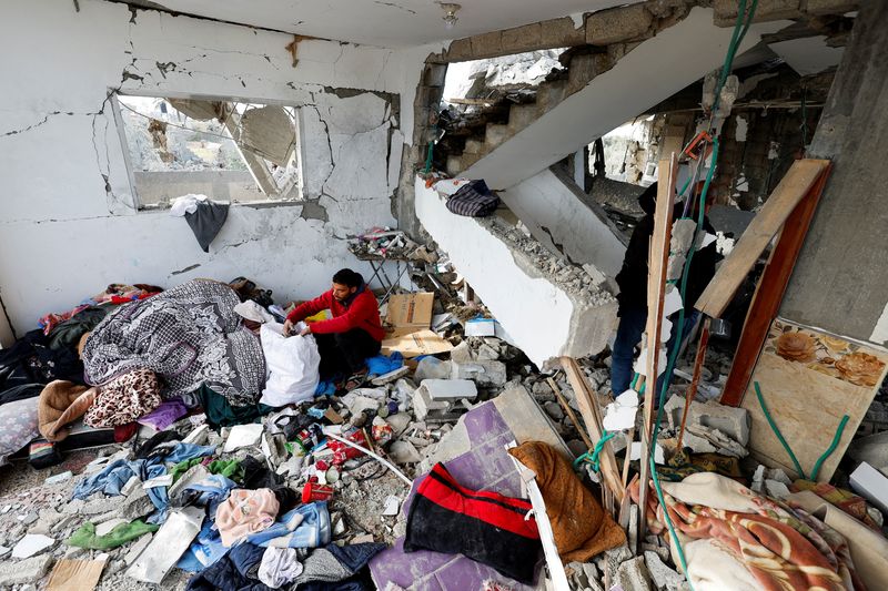 &copy; Reuters. Un palestino recupera sus pertenencias del lugar donde Israel atacó una casa, en medio del conflicto entre Israel y el grupo islamista palestino Hamás, en Ráfah, en el sur de la Franja de Gaza. 26 de marzo de 2024. REUTERS/Mohammed Salem