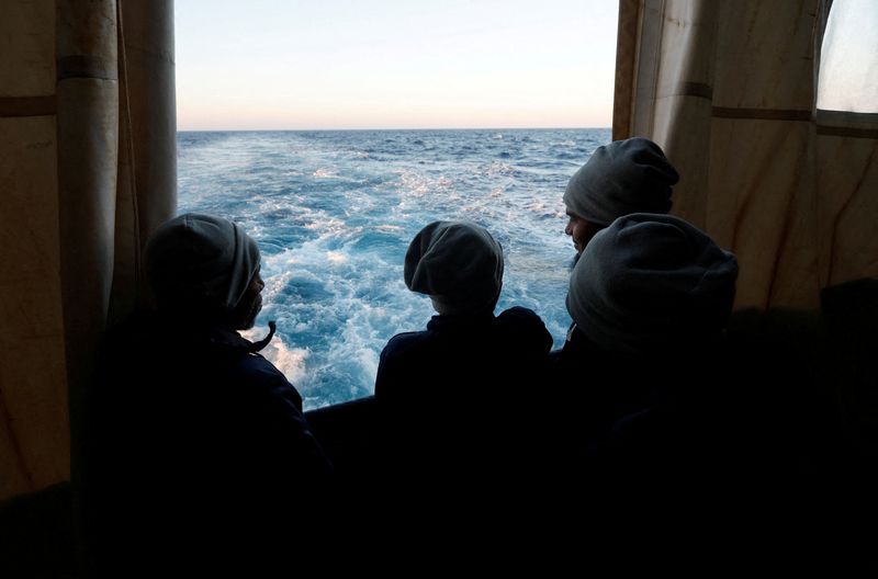 &copy; Reuters. مهاجرون تم إنقاذهم على متن سفينة تابعة لمنظمة أطباء بلا حدود في البحر المتوسط في صورة من أرشيف رويترز.