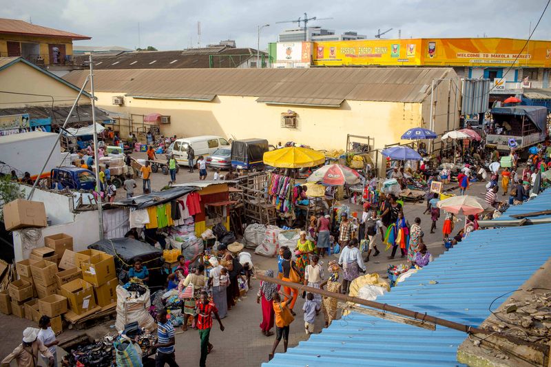 &copy; Reuters. FILE PHOTO: Customers peruse goods at Makola market in Accra, Ghana, June 15, 2015. REUTERS/Francis Kokoroko/File Photo