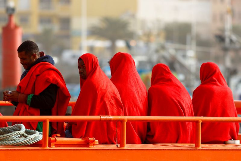 &copy; Reuters. FOTO DE ARCHIVO. Migrantes esperan para desembarcar de una embarcación de la guardia costera española, en el puerto de Arguineguín, en la isla de Gran Canaria, España. 29 de enero de 2022. REUTERS/Borja Suárez