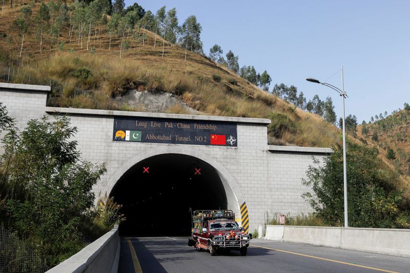 &copy; Reuters. FOTO DE ARCHIVO: Un vehículo pasa por el túnel nº 2 de Abbottabad, que forma parte del Corredor Económico China-Pakistán (CPEC) en la autopista de Hazara en Abbottabad, Pakistán October 15, 2023. REUTERS/Akhtar Soomro