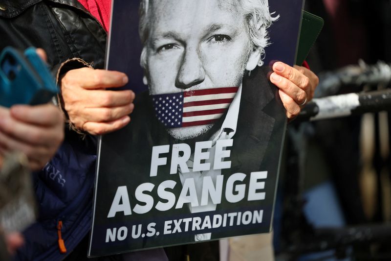 &copy; Reuters. أحد مؤيدي جوليان أسانج، مؤسس ويكيليكس، يحمل لافتة تقول (حرروا أسانج، لا لتسليمه إلى أمريكا) في لندن يوم الثلاثاء. تصوير: توبي ميلفيل - رويترز.