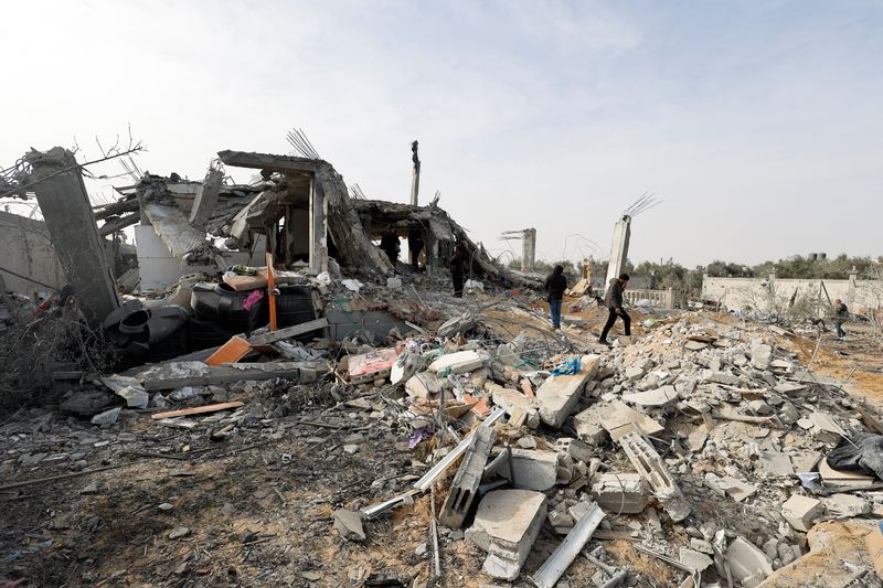 &copy; Reuters. فلسطينيون يتفقدون موقع غارة إسرائيلية على منزل في رفح بجنوب قطاع غزة يوم الثلاثاء. تصوير: محمد سالم - رويترز
