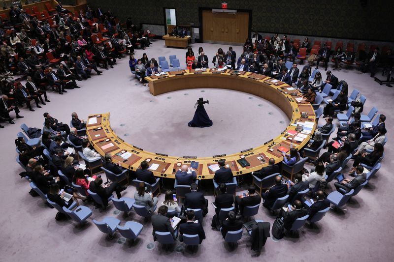 © Reuters. أعضاء مجلس الأمن التابع للأمم المتحدة يجتمعون للتصويت على مشروع قرار بشأن غزة في مقر المنظمة الدولية بنيويورك يوم الاثنين. تصوير: أندرو كيلي - رويترز
