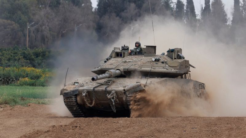 &copy; Reuters. FILE PHOTO: An Israeli tank maneuvers near Israel's border with Gaza, amid the ongoing conflict between Israel and the Palestinian Islamist group Hamas, in southern Israel, March 21, 2024. REUTERS/Ammar Awad/File Photo
