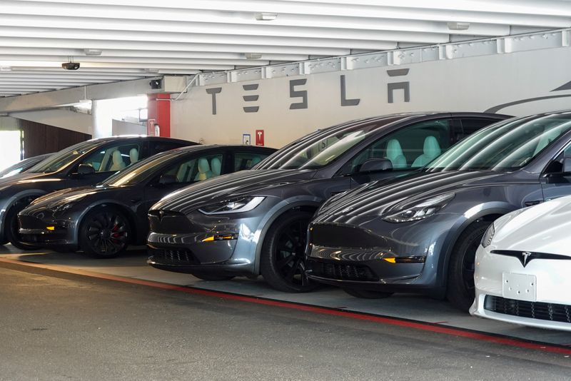 &copy; Reuters. Veículos da Tesla em loja da marca em San Diego, no Estado norte-americano da Califórnia
20/10/2023 REUTERS/Mike Blake