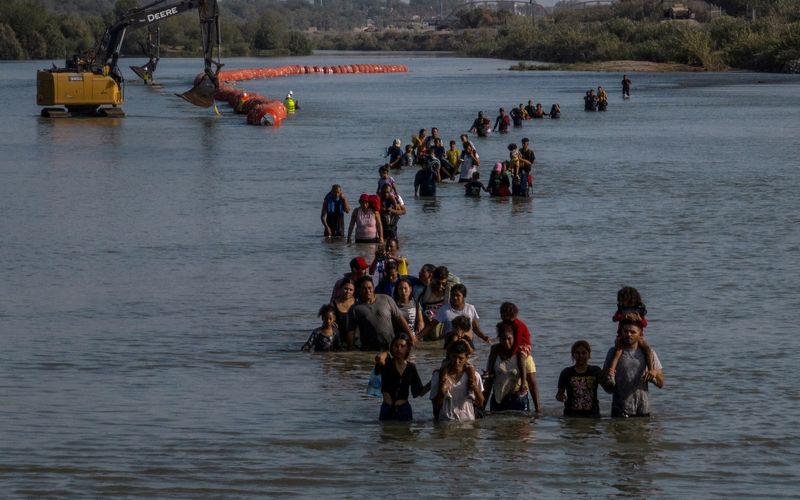&copy; Reuters. Des personnes migrantes traversant le Rio Grande entre le Mexique et les Etats-Unis. /Photo prise le 27 juillet 2023/REUTERS/Adrees Latif