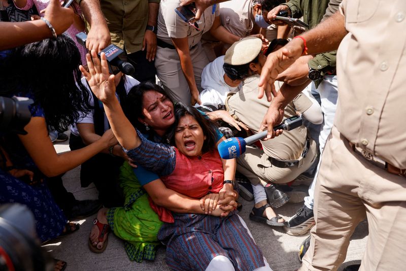 &copy; Reuters. Polícia detém manifestantes apoiadores do ministro-chefe de Délhi, Arvind Kejriwal, em Nova Délhi
26/03/2024 REUTERS/Anushree Fadnavis