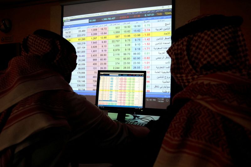 &copy; Reuters. متداولان يعملان في سوق المال السعودية بالرياض. صورة من أرشيف رويترز.