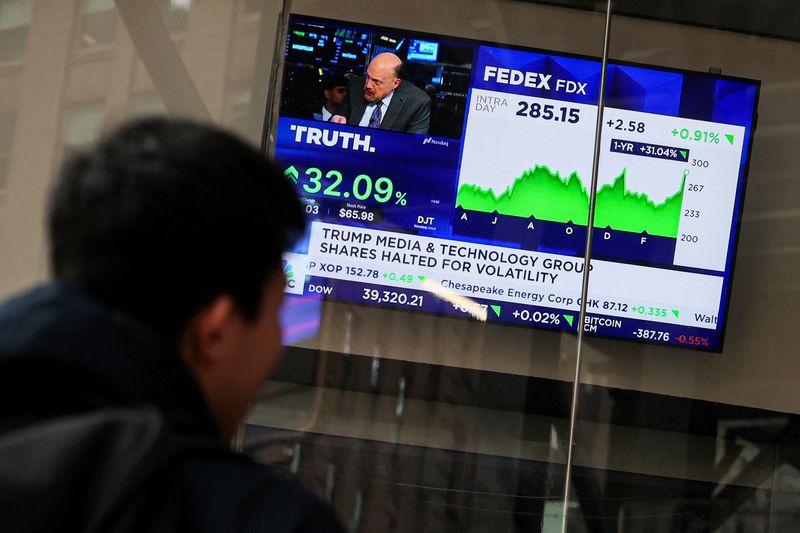 © Reuters. A screen displays trading information about shares of Truth Social and Trump Media & Technology Group shares, outside the Nasdaq Market site in New York City, U.S., March 26, 2024.  REUTERS/Brendan McDermid