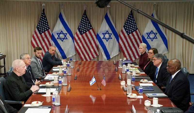 &copy; Reuters. وزير الدفاع الأمريكي لويد أوستن خلال اجتماع مع نظيره الإسرائيلي يوآف جالانت في مقر وزارة الدفاع الأمريكية (البنتاجون) في واشنطن يوم الثلاثا