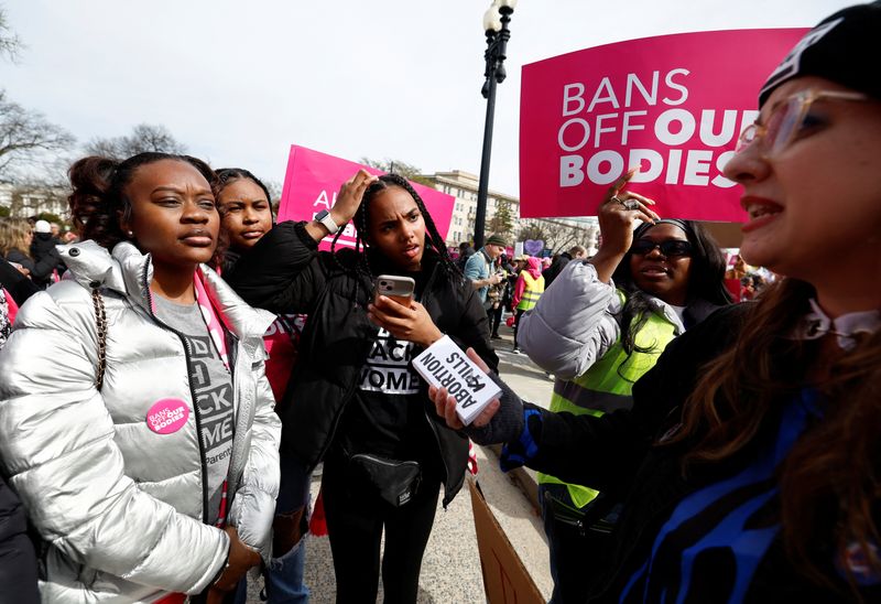 © Reuters. Anti abortion protesters and demonstrators for abortion rights argue during a protest outside the U.S. Supreme Court as justices hear oral arguments in a bid by President Joe Biden's administration to preserve broad access to the abortion pill, in Washington, U.S., March 26, 2024. REUTERS/Evelyn Hockstein