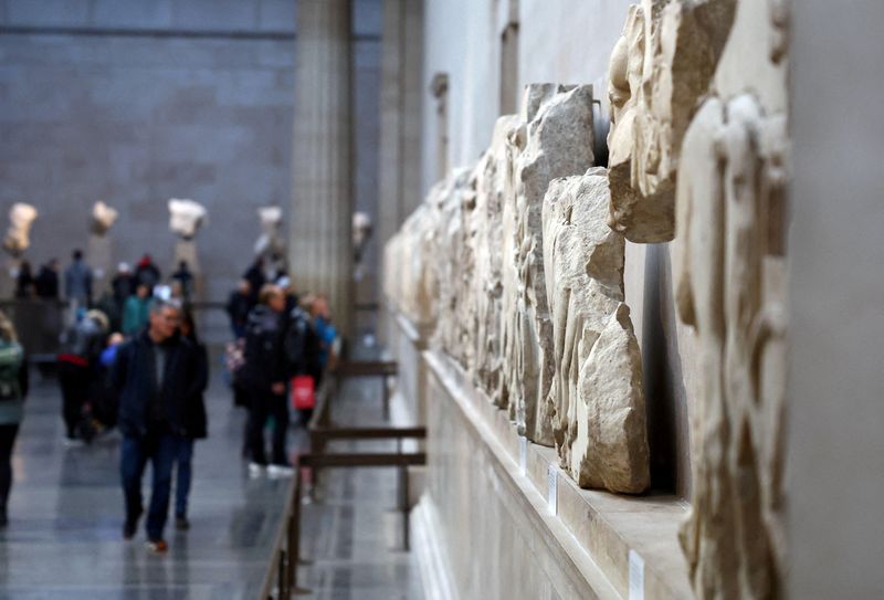 &copy; Reuters. FOTO DE ARCHIVO. Varias personas observan ejemplos de las esculturas del Partenón, a veces conocidas en Reino Unido como los mármoles de Elgin, expuestas en el Museo Británico de Londres, Reino Unido. 29 de noviembre de 2023. REUTERS/Hannah McKay