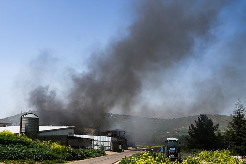 &copy; Reuters. El humo se eleva tras el inicio de un incendio causado, según el ejército de Israel, por un cohete que fue lanzado desde el Líbano, en medio de las hostilidades transfronterizas en curso entre Hezbolá y las fuerzas israelíes, en una bodega en Avivim,